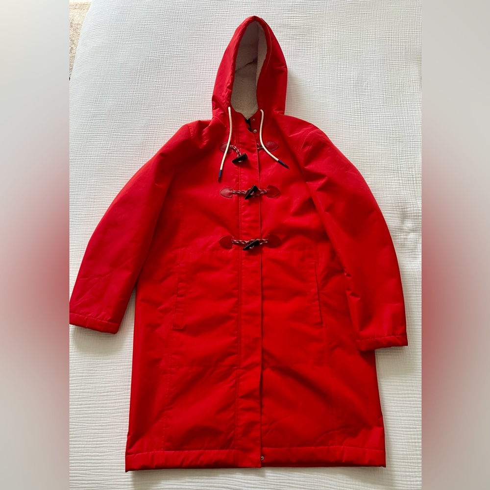 Tory burch red toggle coat with Sherpa Lined
Size Large
Waterproof